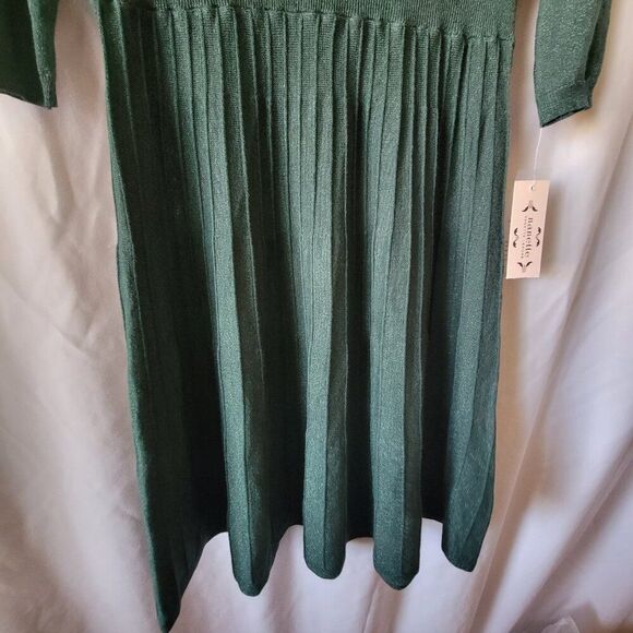 Elegant Green Knit Dress - Picture 8 of 11